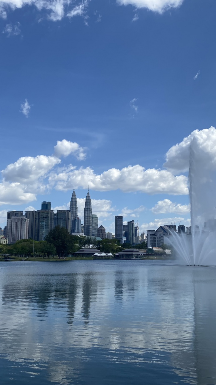 Обои башни петронас, Куала Лумпур, Малайзия, гидроресурсы, вода в разрешении 750x1334