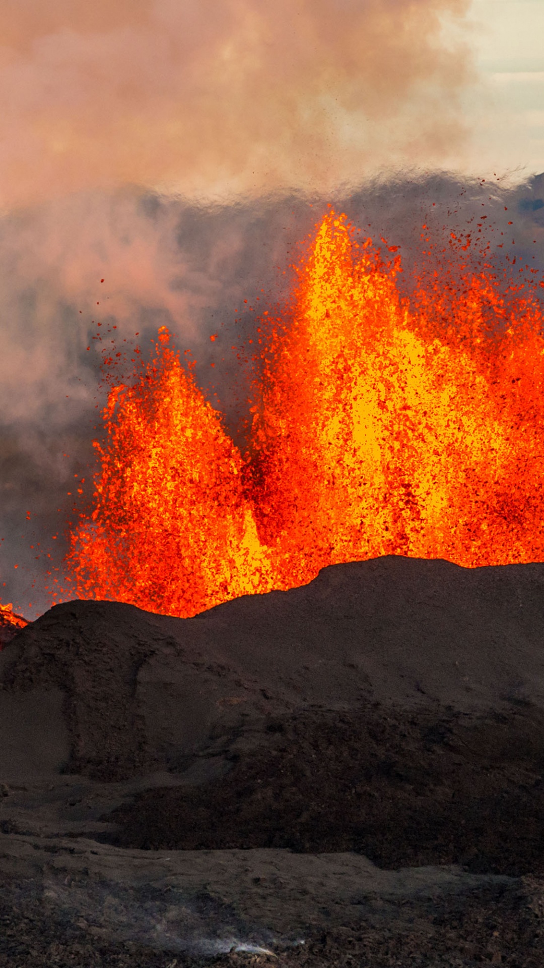 Обои пример Исландии извержение, вулкан, лава, вентиляционные щели, щитовой вулкан в разрешении 1080x1920