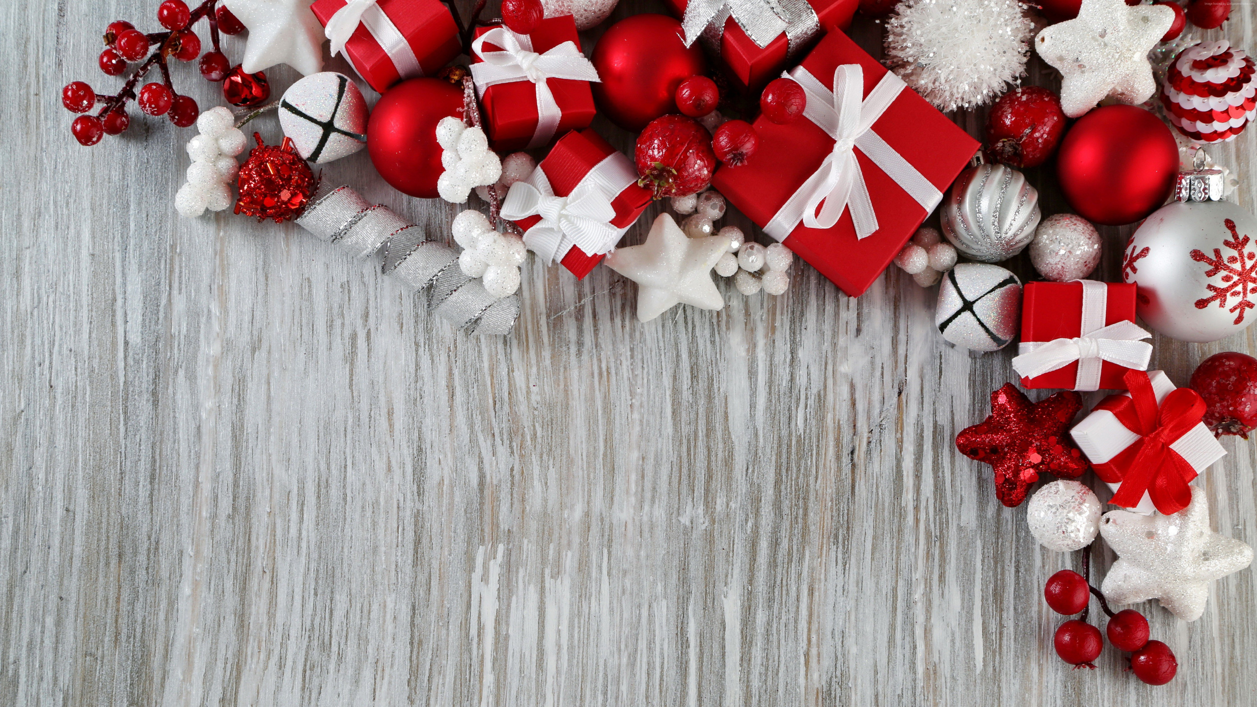 Обои Рождественский день, Новый год, красный цвет, Рождественские украшения, рождественский орнамент в разрешении 2560x1440