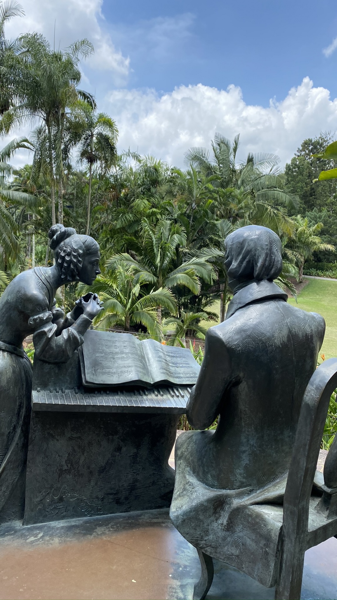 Обои статуя, пальмовые рощи, скульптура, дерево, арт в разрешении 1080x1920