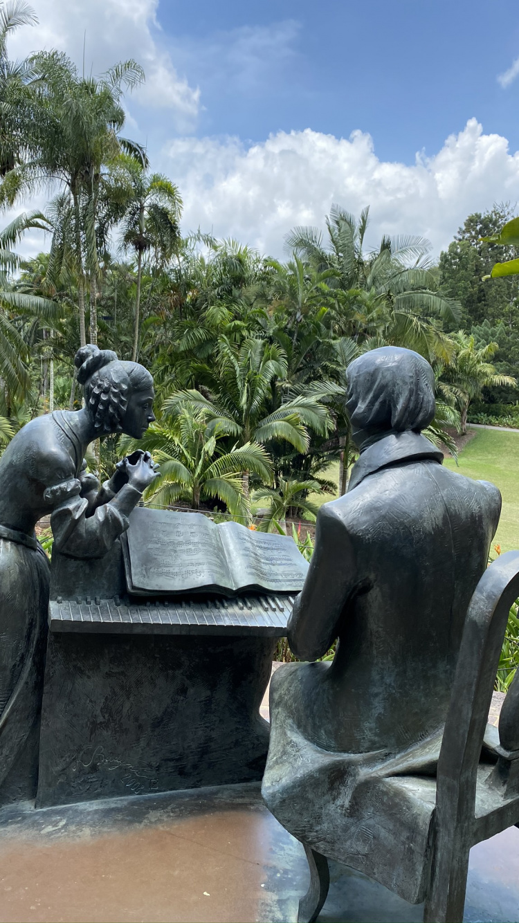 Обои статуя, пальмовые рощи, скульптура, дерево, арт в разрешении 750x1334