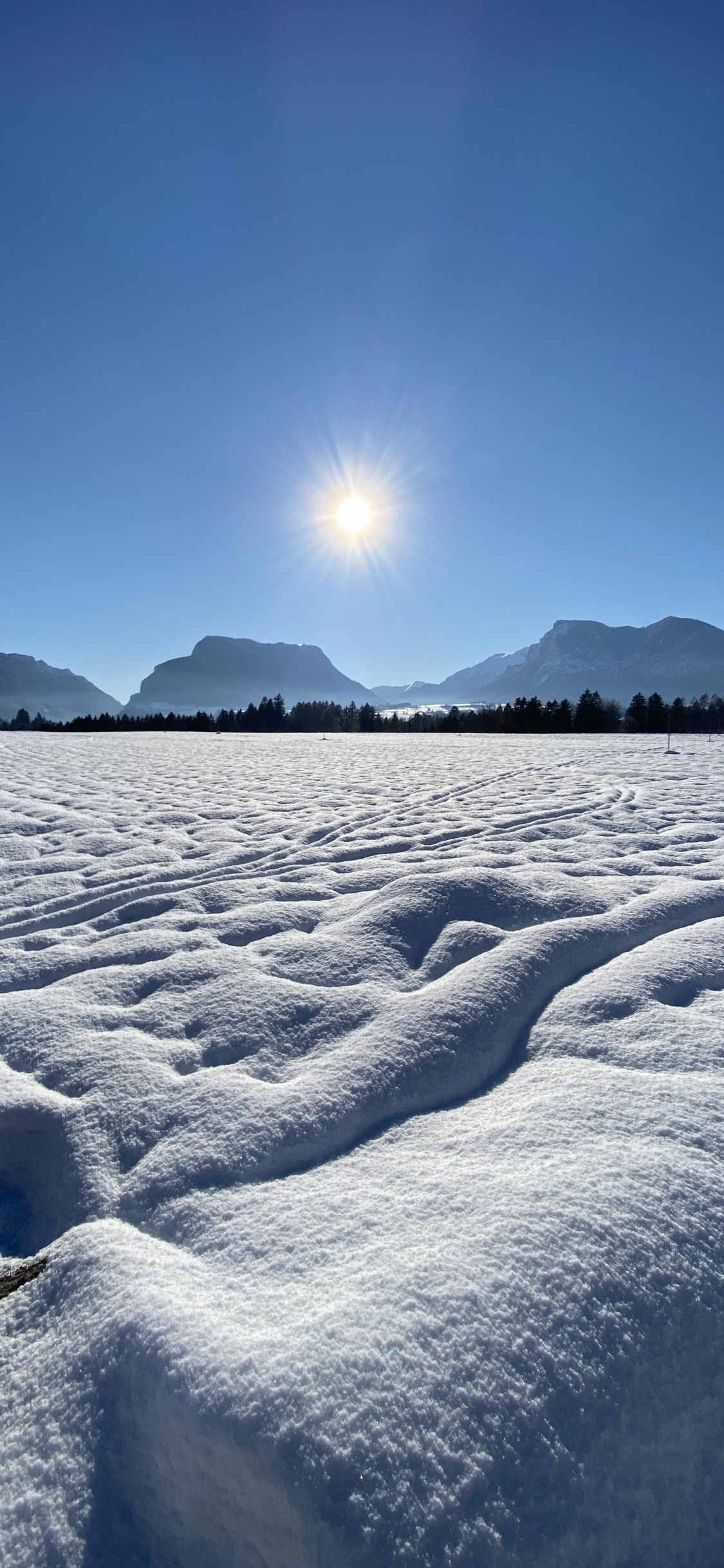 Обои зима, пейзаж, атмосфера, горный хребет, солнце в разрешении 1125x2436