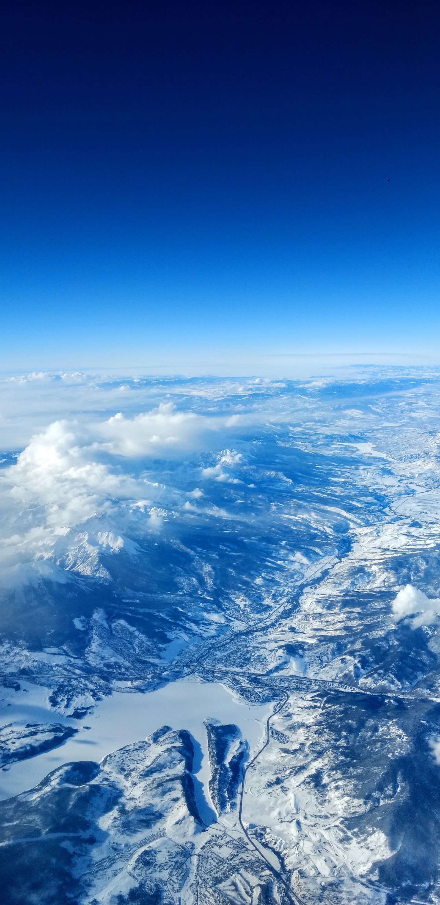 Обои атмосфера, земля, облако, горный хребет, космическое пространство в разрешении 1440x2960