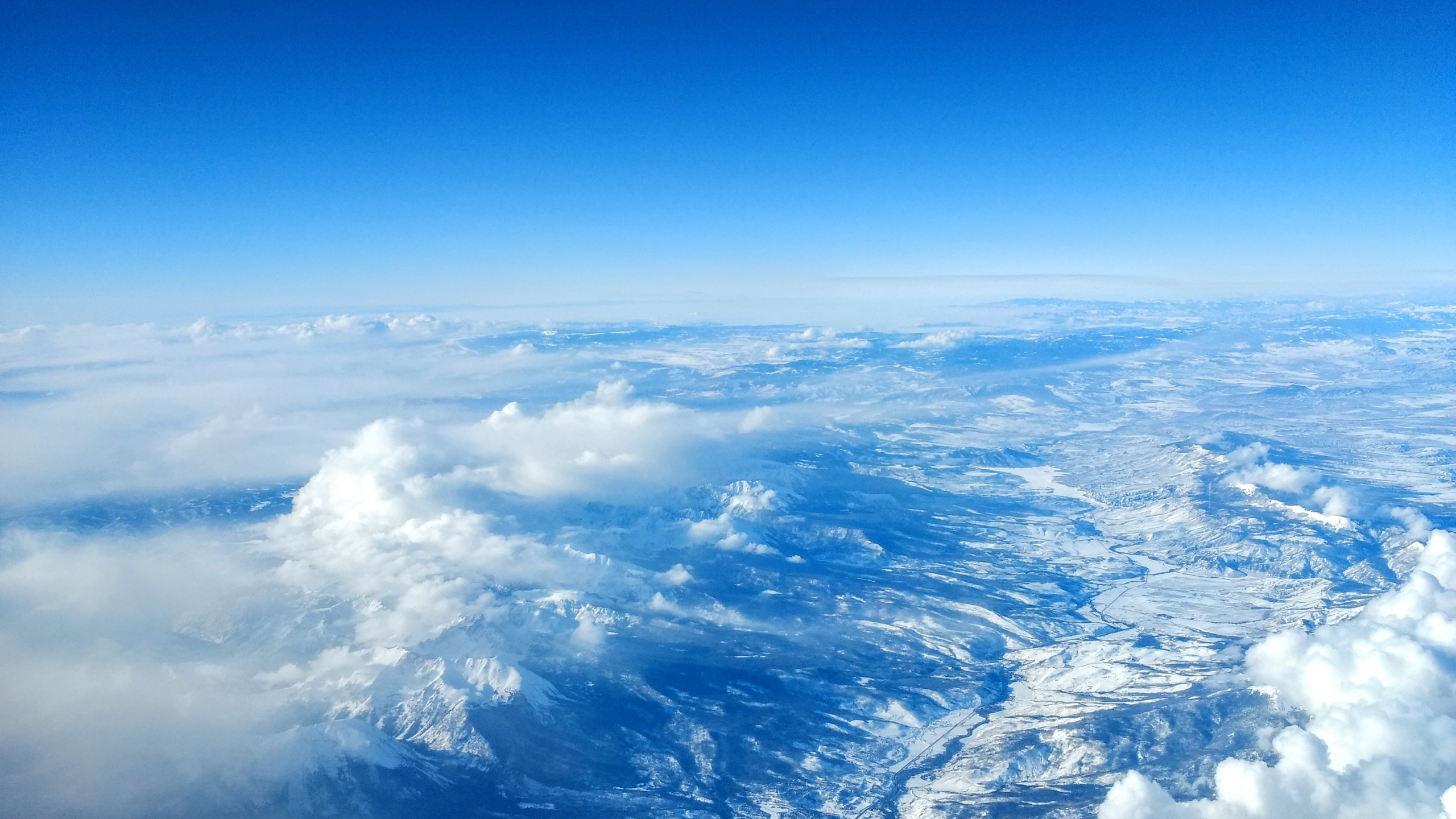 Обои атмосфера, земля, облако, горный хребет, космическое пространство в разрешении 2560x1440