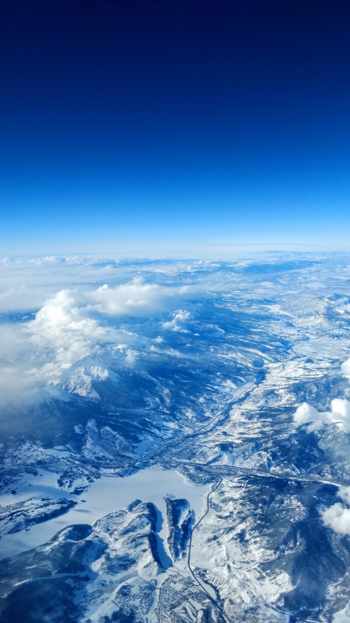 Обои атмосфера, земля, облако, горный хребет, космическое пространство в разрешении 720x1280