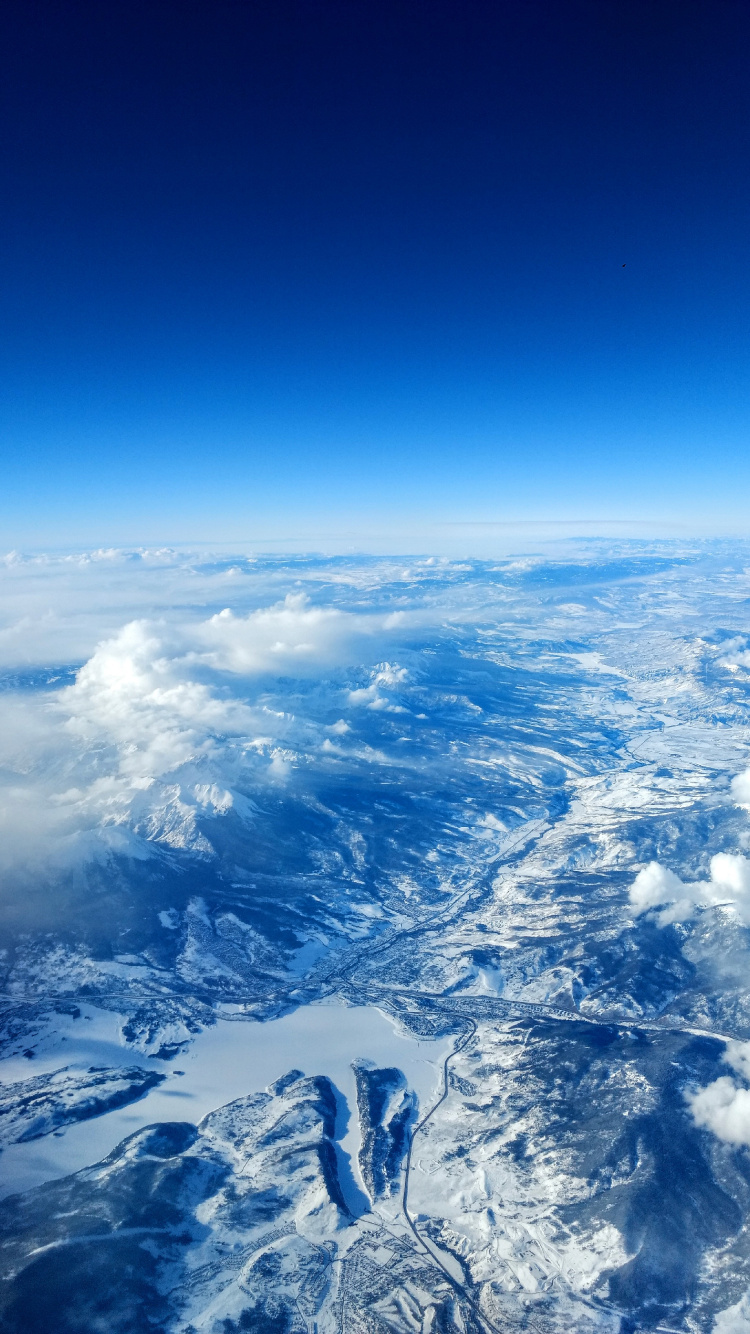 Обои атмосфера, земля, облако, горный хребет, космическое пространство в разрешении 750x1334