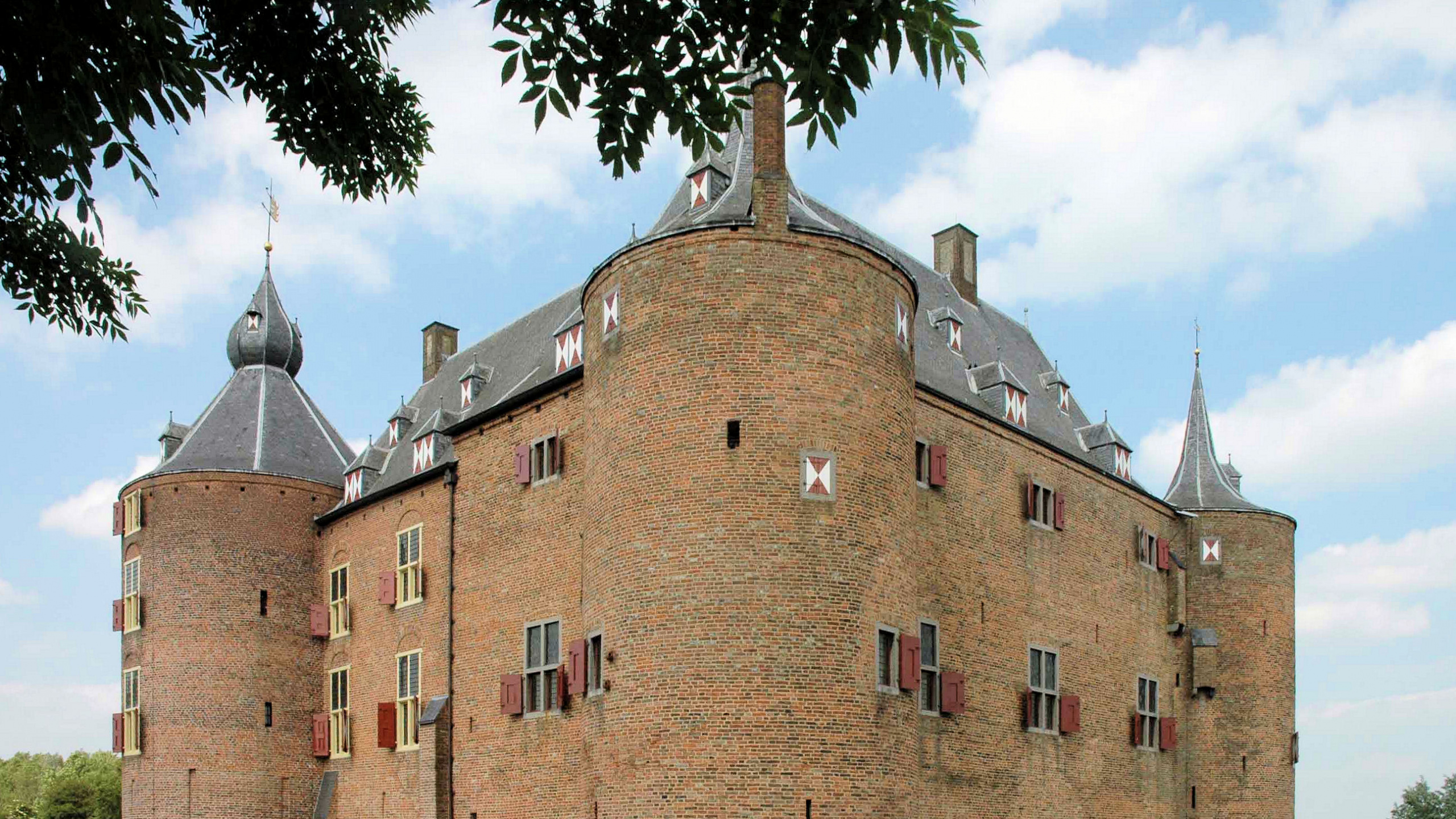 Обои Кастил ammersoyen, замок, водный замок, здание, средневековая архитектура в разрешении 2560x1440