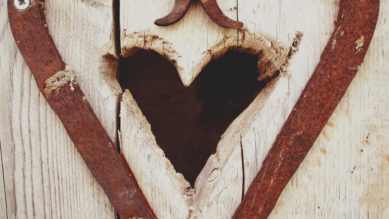Обои сердце, древесина, дерево, любовь, металл в разрешении 1366x768