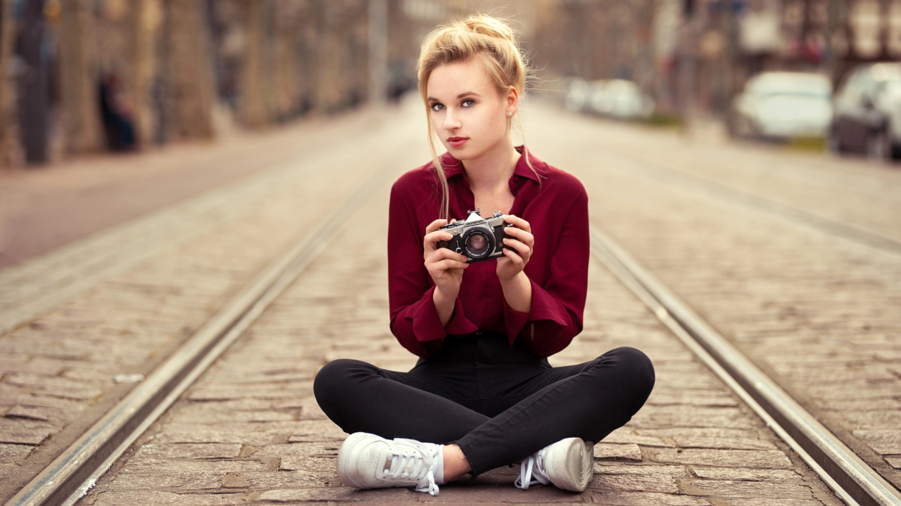 Обои сидящий, красный цвет, красота, блондин, уличная мода в разрешении 1280x720