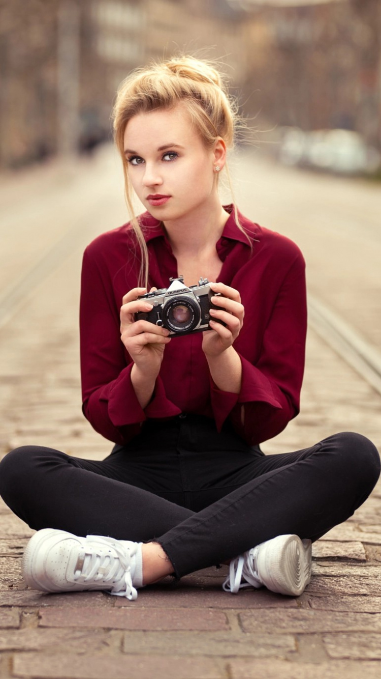 Обои сидящий, красный цвет, красота, блондин, уличная мода в разрешении 750x1334