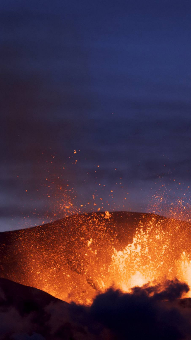 Обои 2010 извержения Eyjafjallajkull, вулкан, купол лавы, лава, типы вулканических извержений в разрешении 750x1334