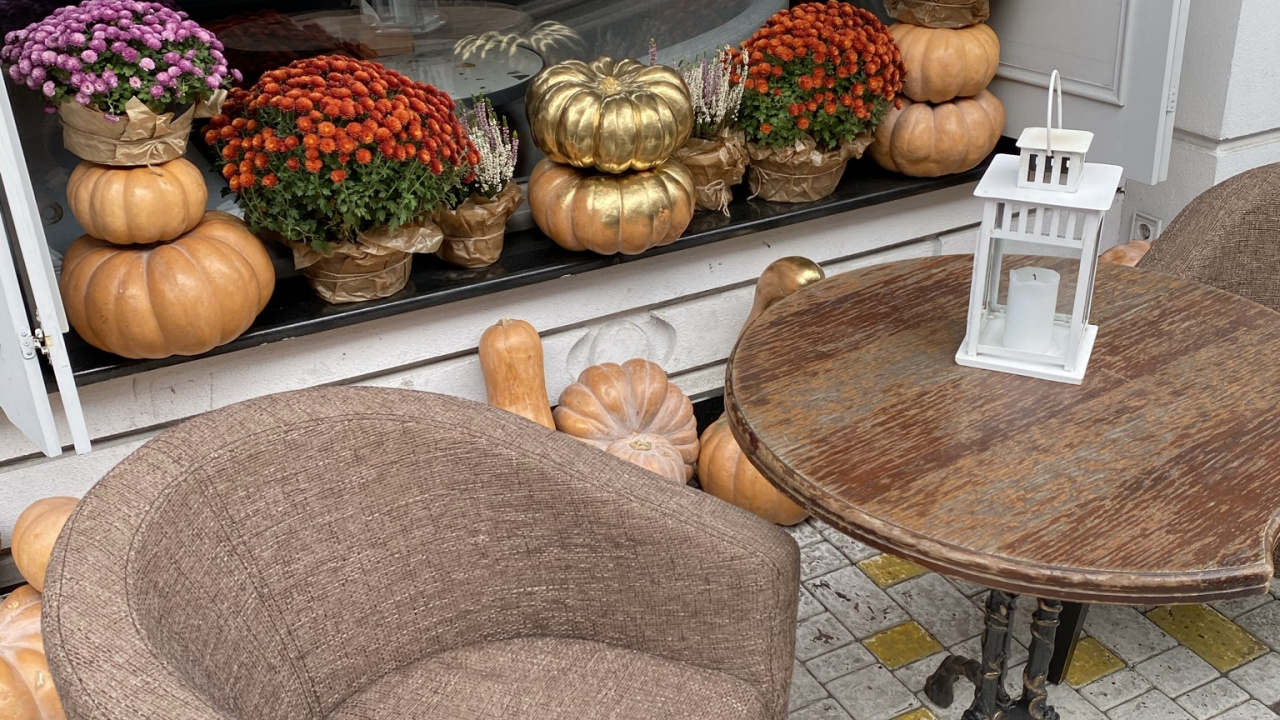 Обои таблица, дверь, пища, цельный продукт, общественное место в разрешении 1280x720