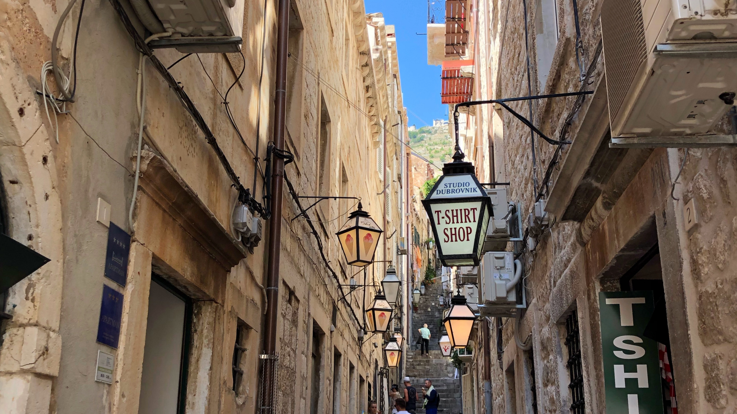 Обои аллея, дорога, городок, соседство, улица в разрешении 2560x1440