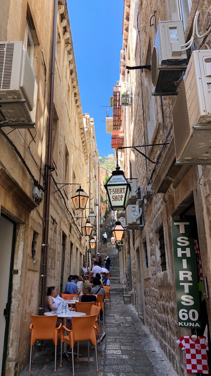 Обои аллея, дорога, городок, соседство, улица в разрешении 720x1280