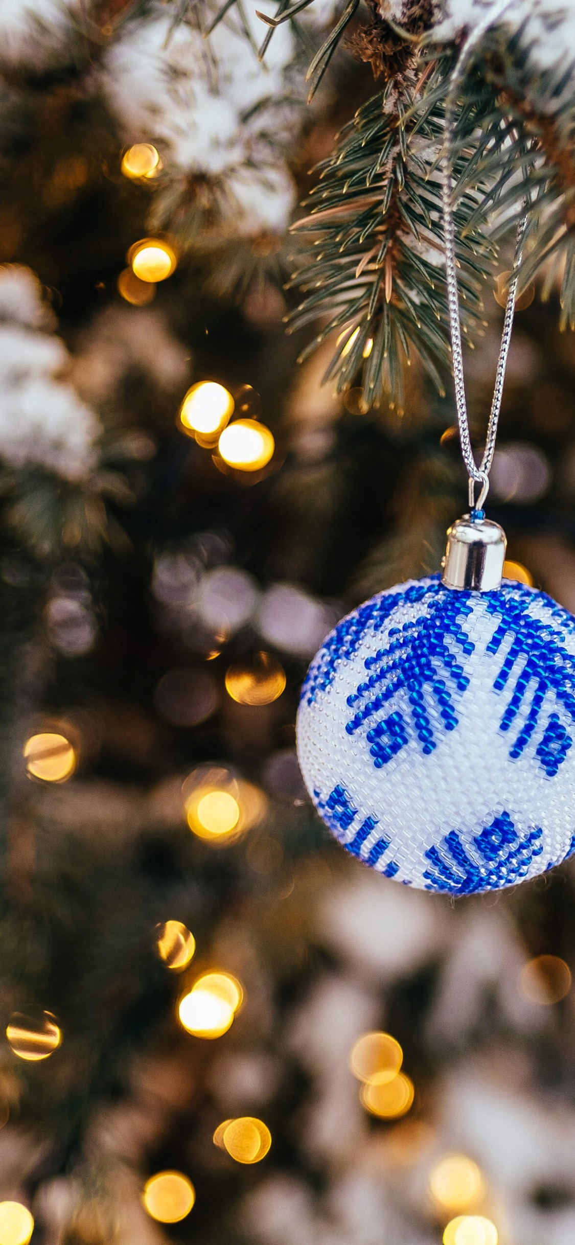 Обои Рождество, елка, пихта, ель, рождественский орнамент в разрешении 1125x2436