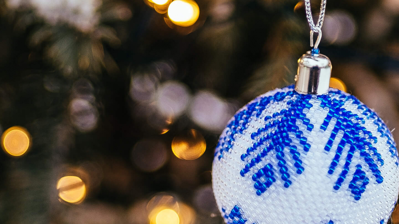 Обои Рождество, елка, пихта, ель, рождественский орнамент в разрешении 1366x768