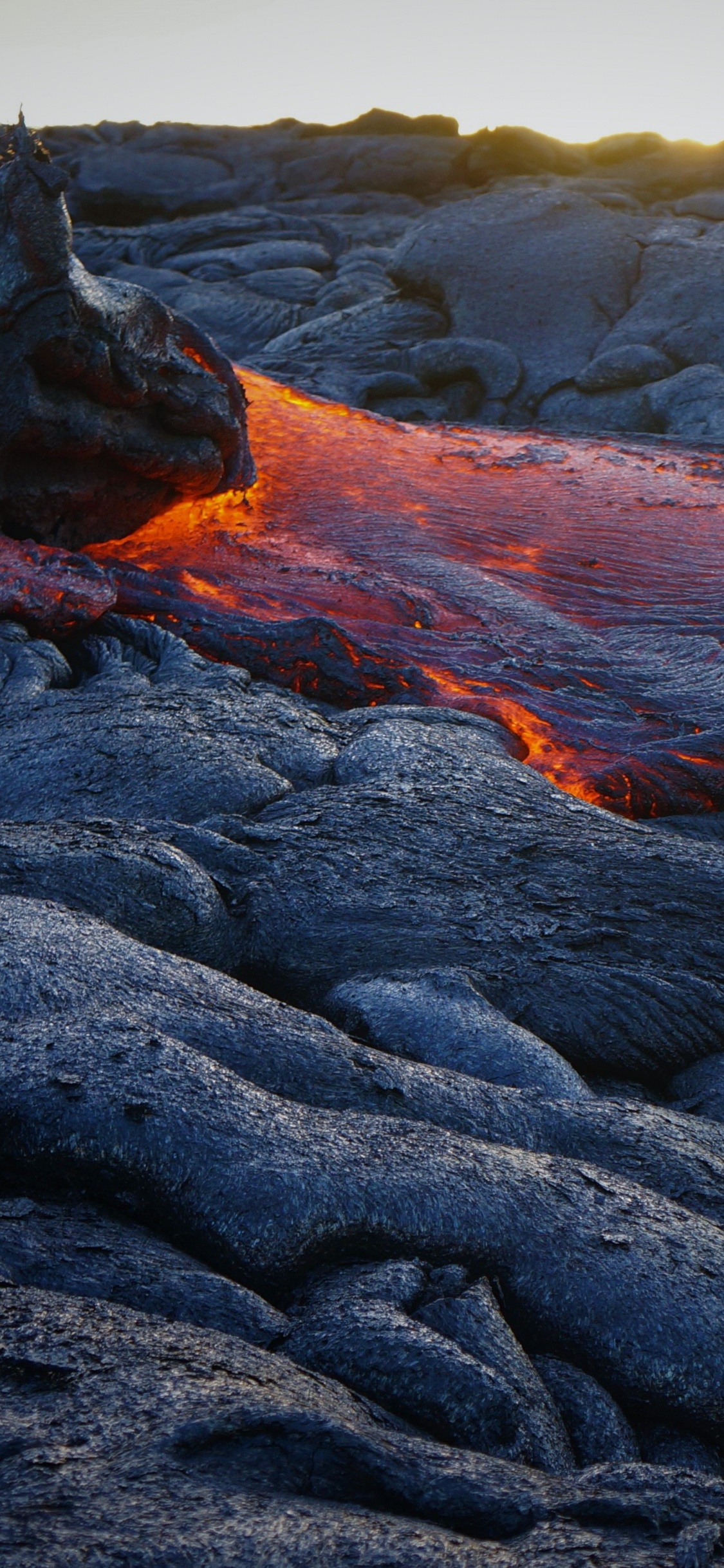 Обои лава, вулкан, рок, лавовые равнины, вентиляционные щели в разрешении 1125x2436