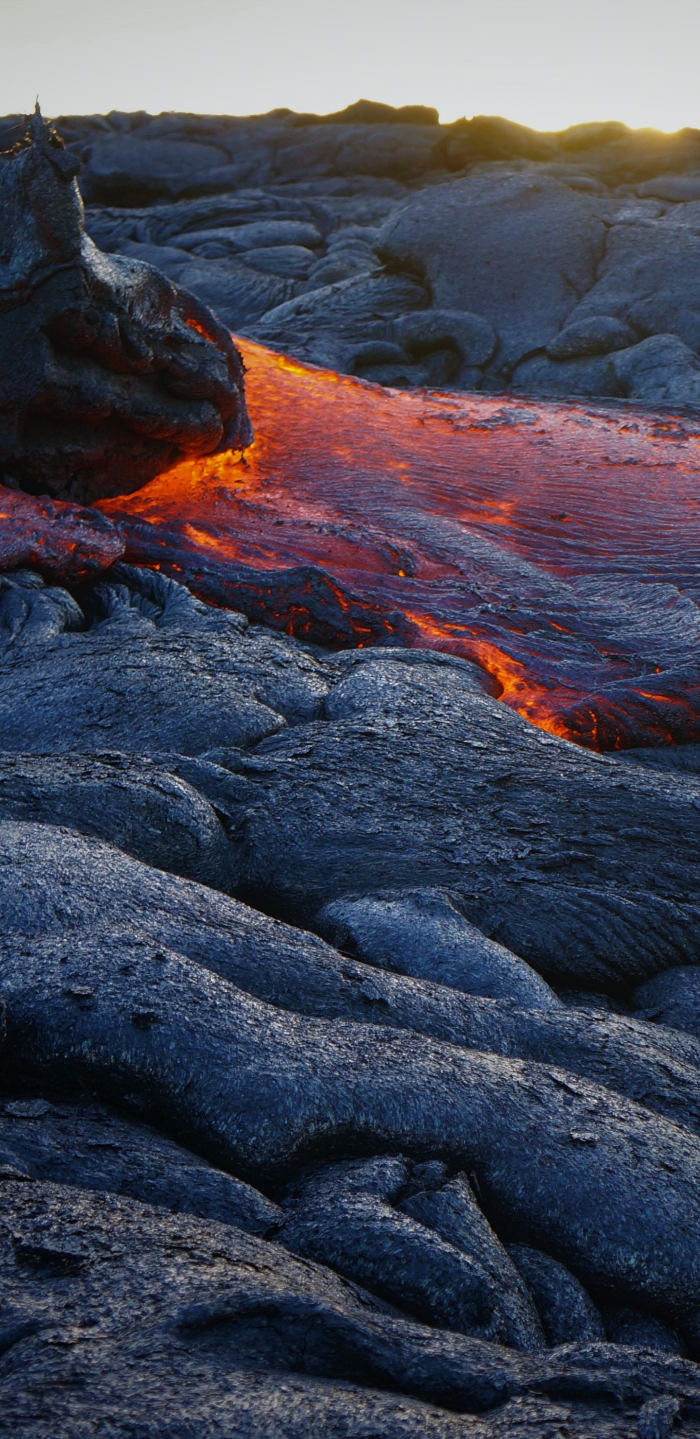Обои лава, вулкан, рок, лавовые равнины, вентиляционные щели в разрешении 1440x2960