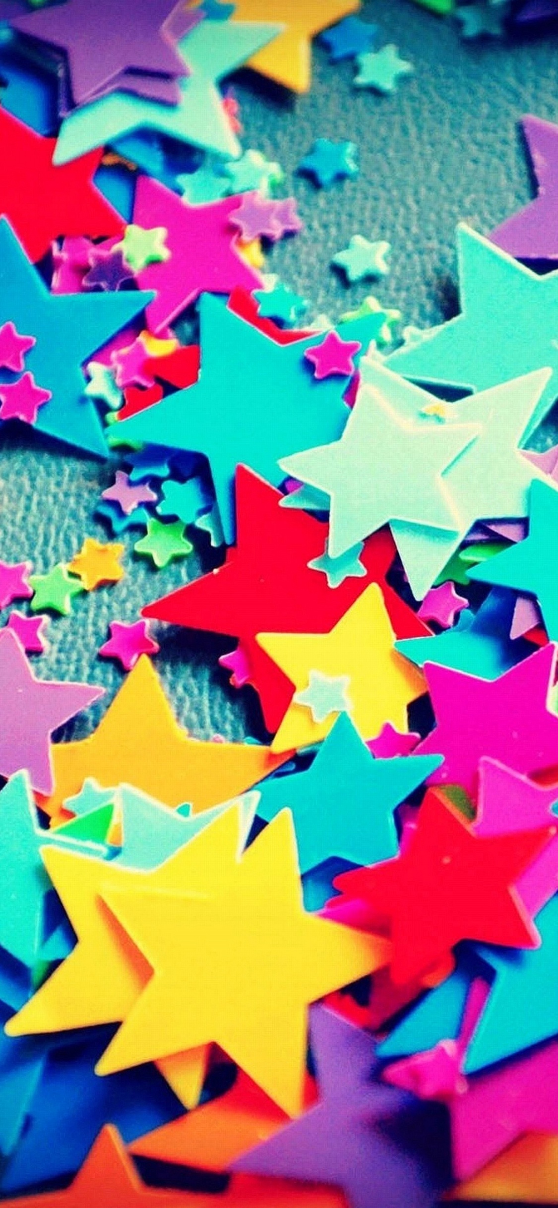 Обои Девчушки девушка, конфетти, бирюза, цветная бумага, узор в разрешении 1125x2436