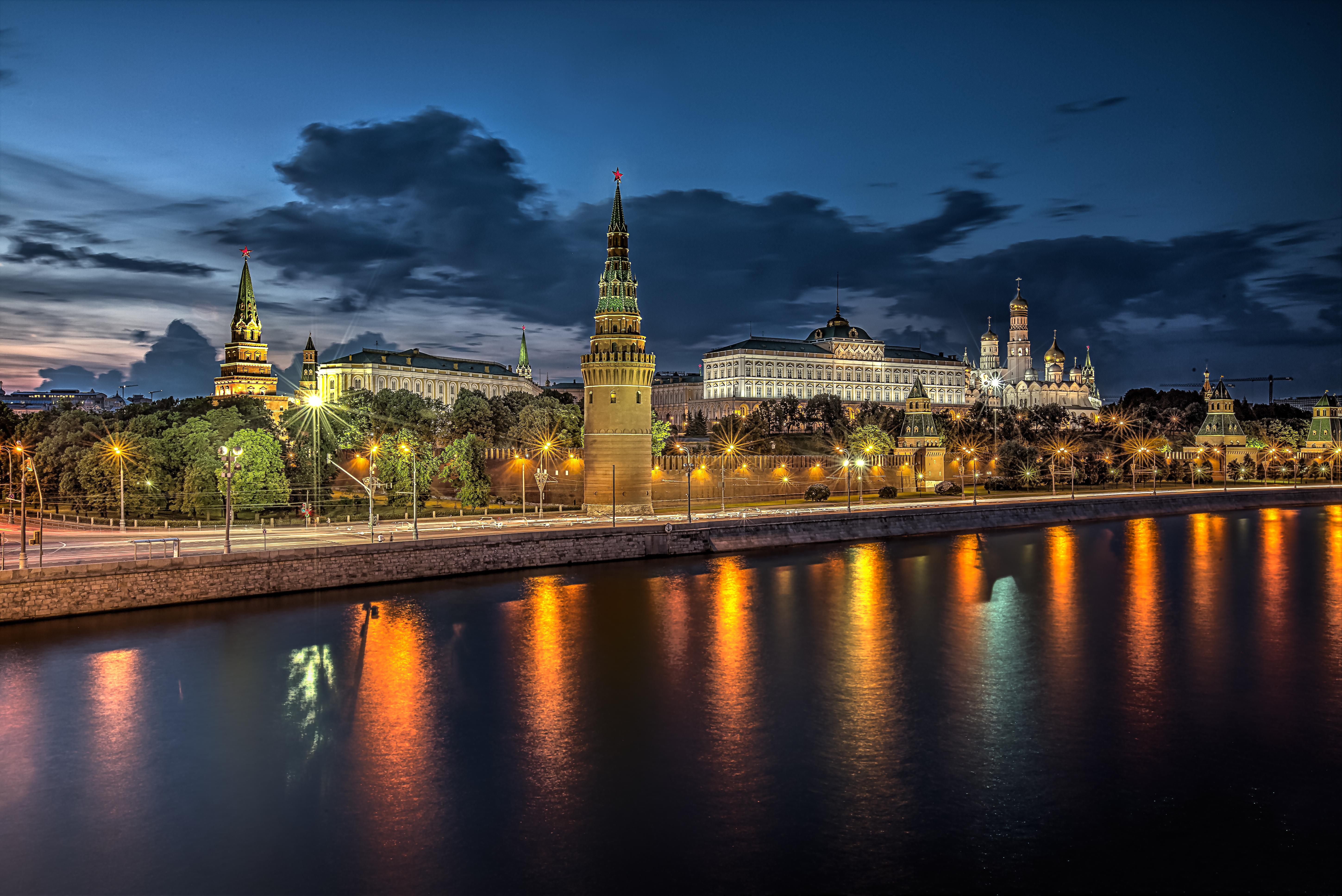 Самые красивые города на реках. Кремль Москва. Москва река Кремль. Кремлин Москва. Москва 1080 Кремль.
