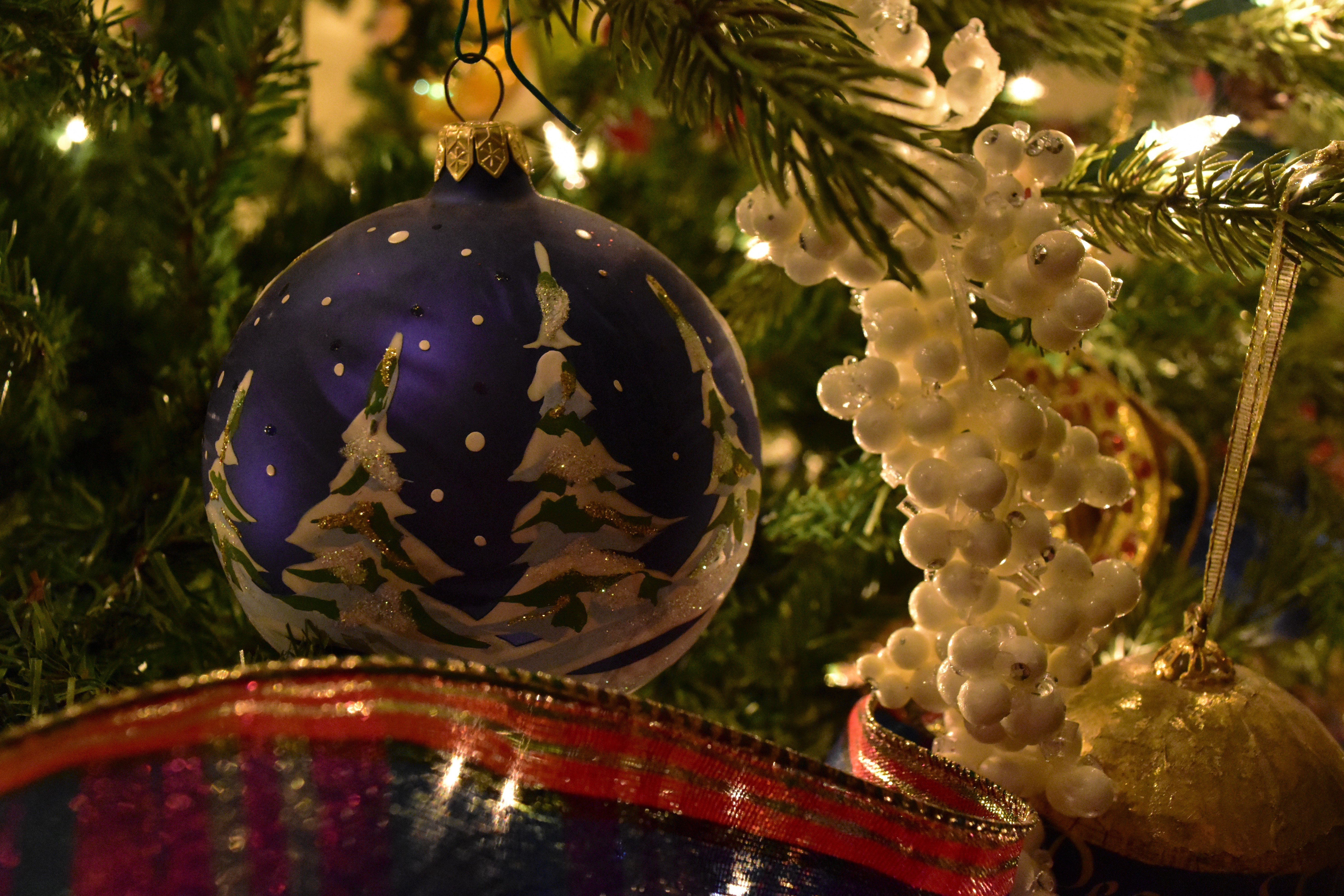Красивые новогодние заставки. Новогодние шары на елке. Новогодняя елка. Новогодние обои на рабочий стол красивые. Рождество елка.
