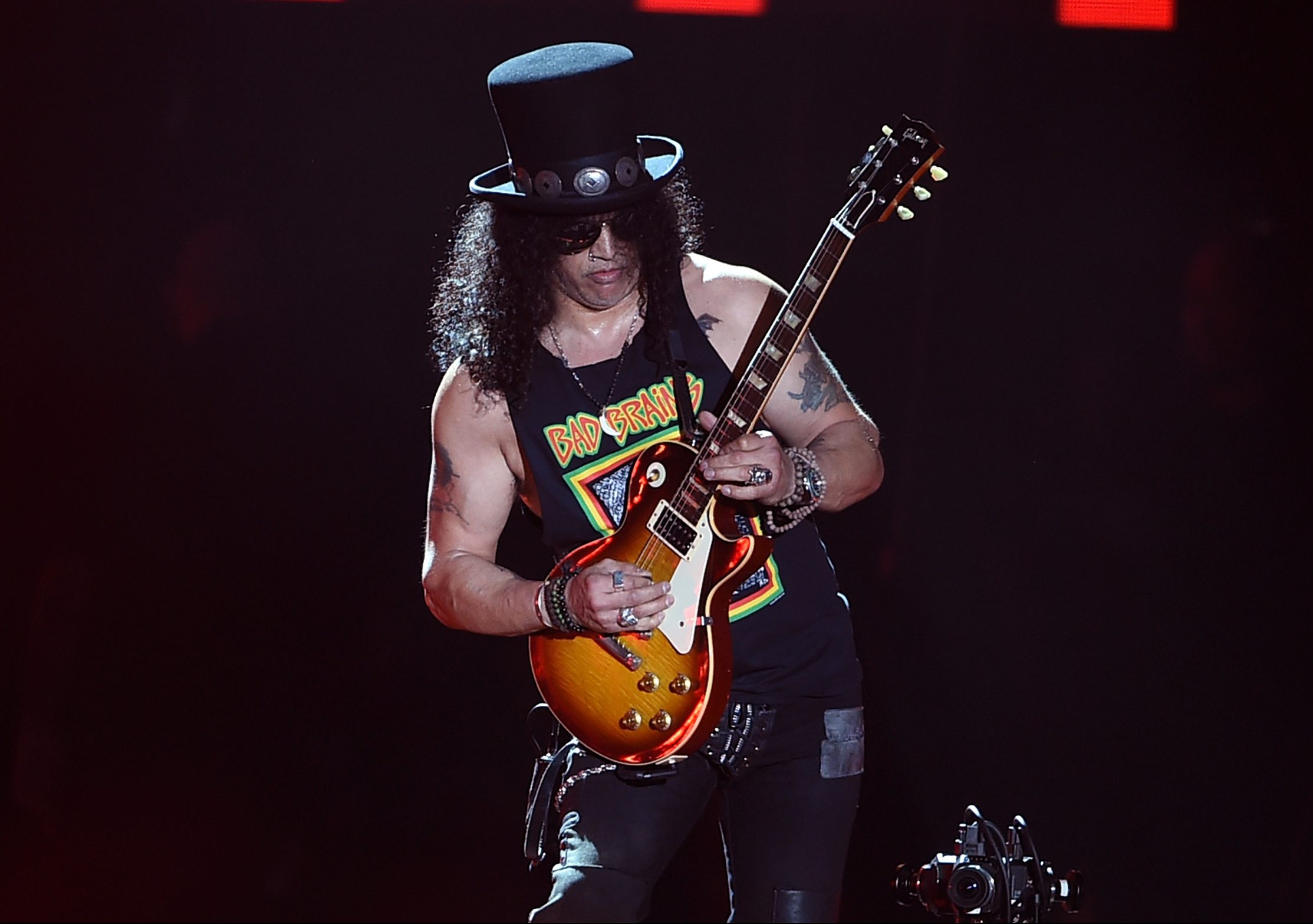 Oboi Guns N Roses Rok Gitara Roknroll Gitarist Hd Ready Besplatno Zastavka 1366x768 Skachat Kartinki I Foto