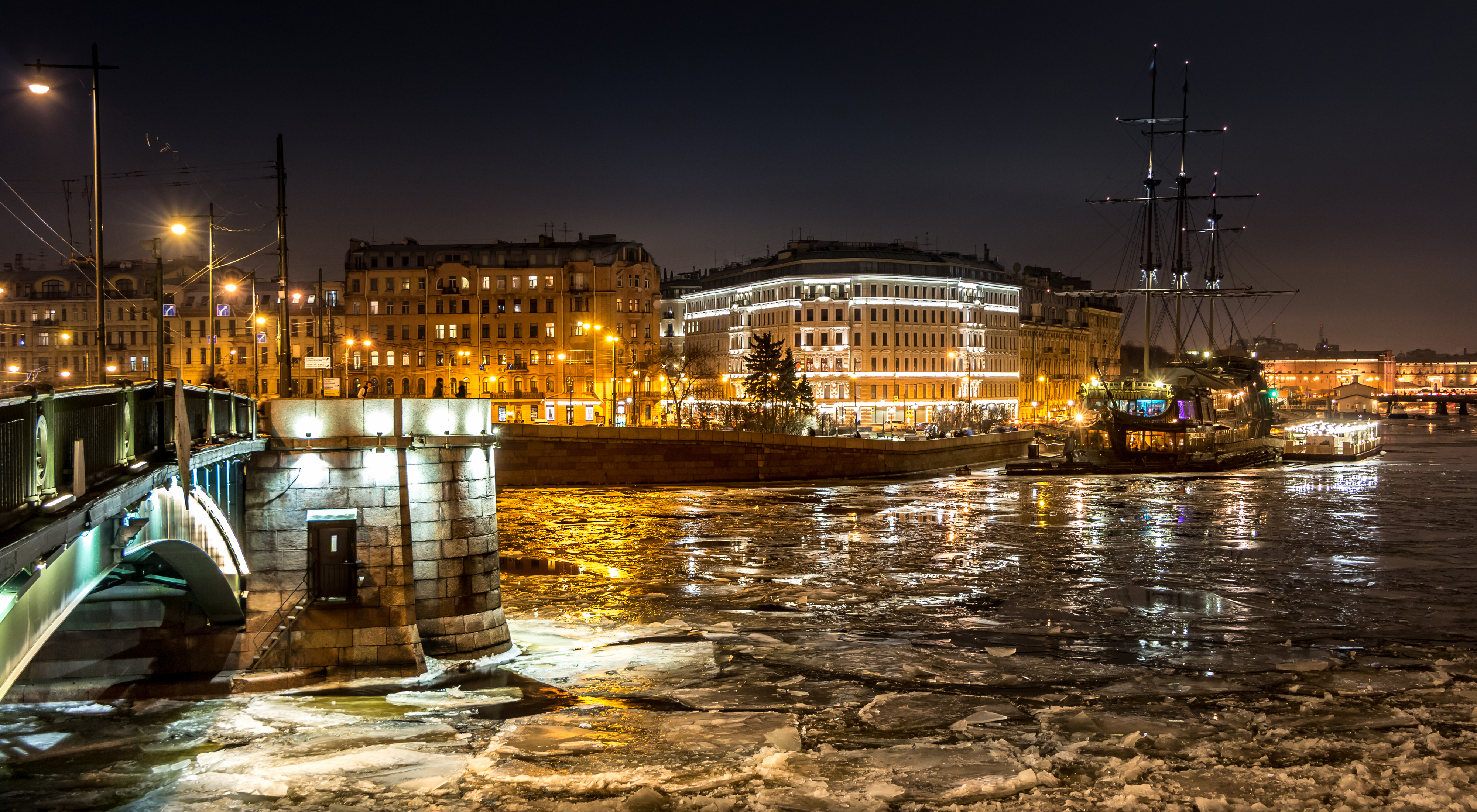 Ночь ледяная рябь канала. Санкт-Петербург.