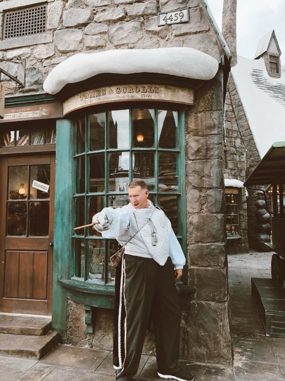 Обои окно, стояние, дверь, брюки костюм, крыша в разрешении 3025x4032