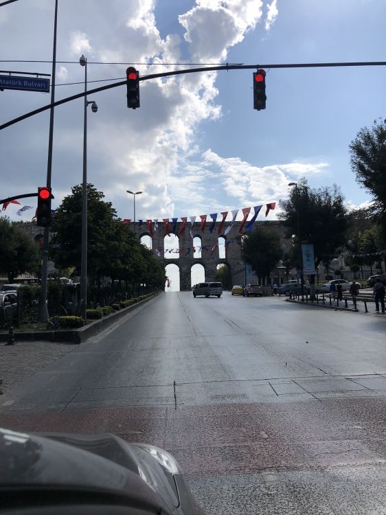 Обои светофор, освещение, дорога, инфраструктура, дорожное покрытие в разрешении 1536x2048