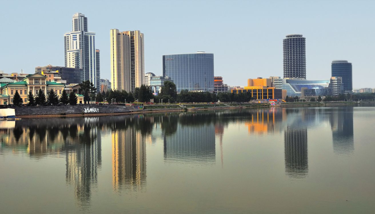 Обои городской пейзаж, водоем, Урал, вода, отражение в разрешении 3284x1877