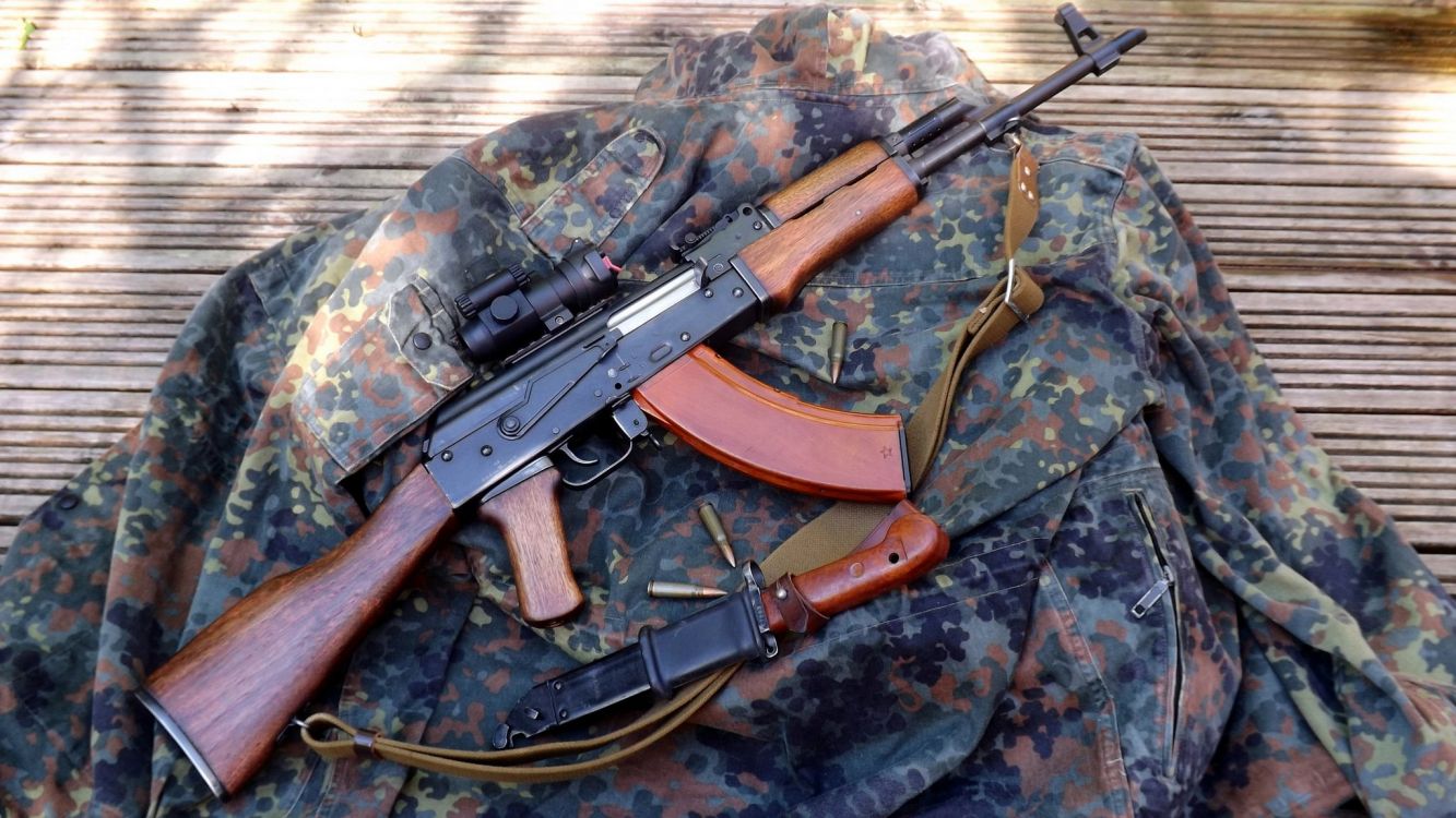 Обои АКМ, автомат Калашникова, орудие, взгляд, огнестрельное оружие в разрешении 2048x1152