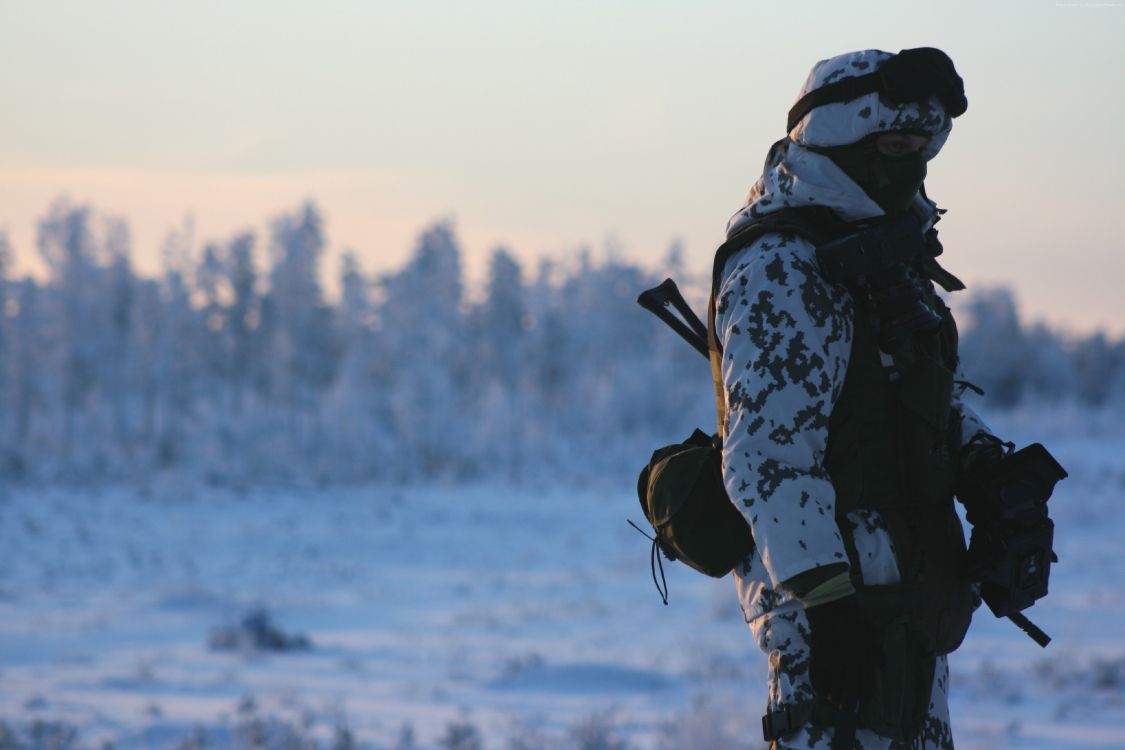 Обои солдат, снег, зима, замораживание, Арктика в разрешении 3888x2592