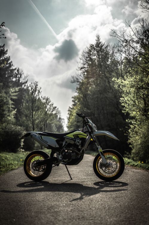 Обои почва, мотоцикл, небо, Король, шина в разрешении 3596x5394