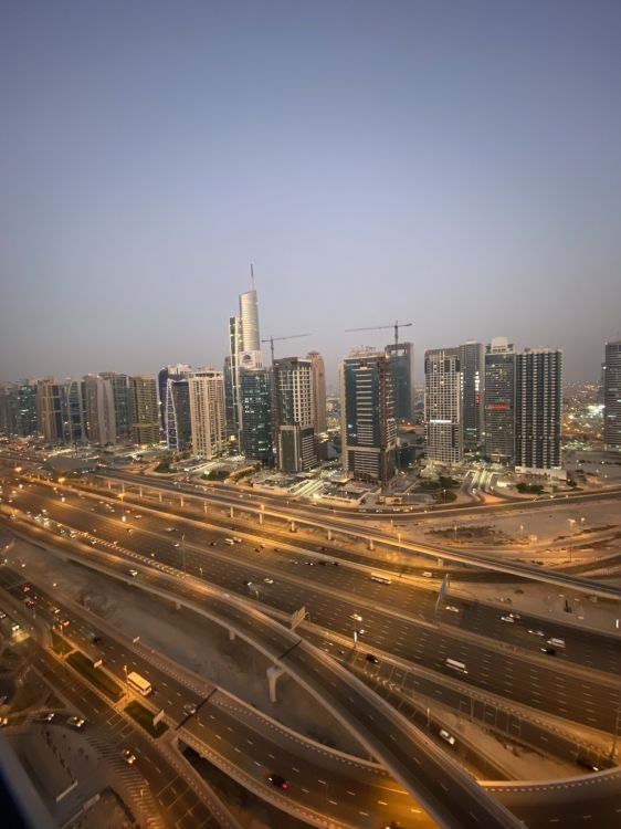Обои Дубай, дорога, башня, город, городской район в разрешении 1536x2048