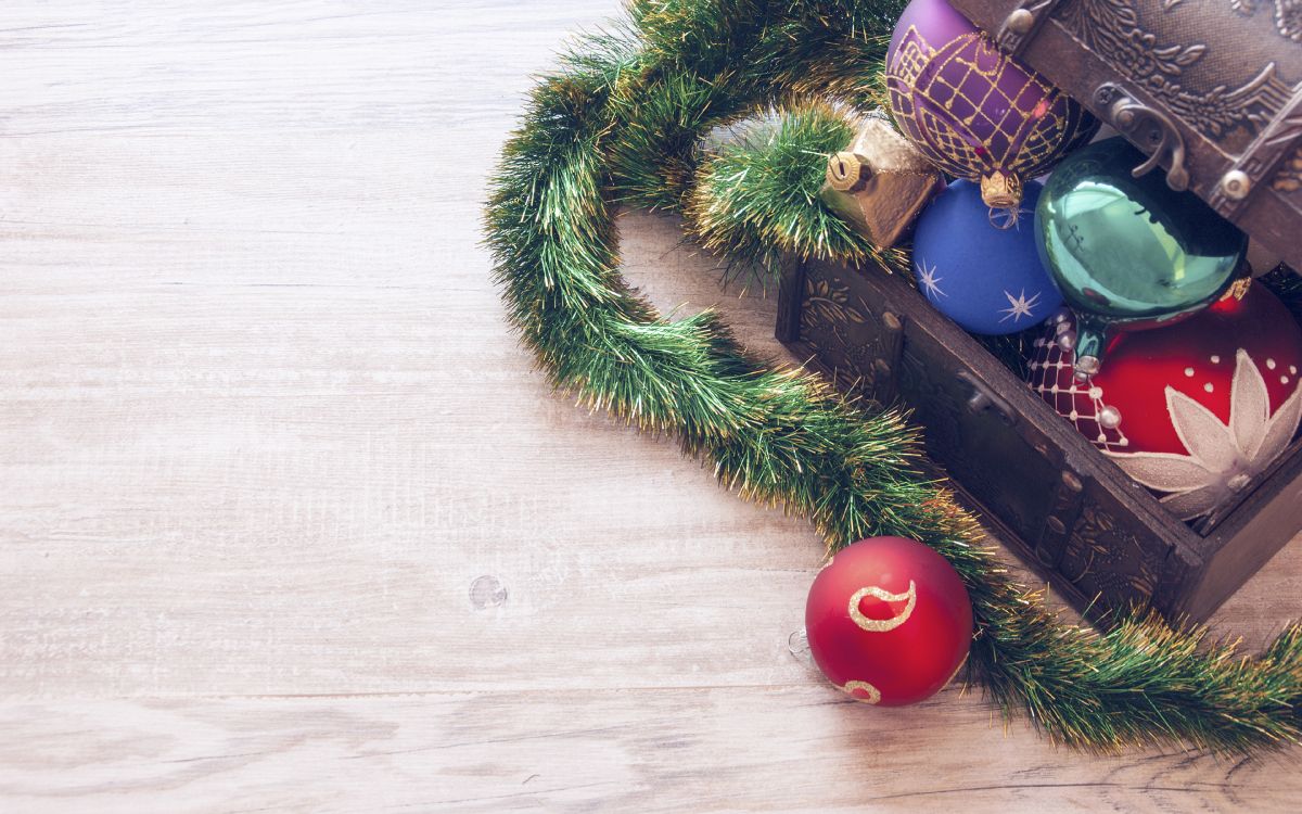 Обои Рождественский день, Рождество и курортный сезон, Рождественская история, елка, рождественский орнамент в разрешении 3840x2400