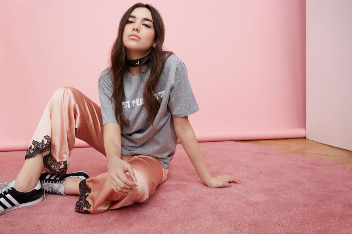 Обои Dua Lipa, розовый, кожа, нога, сидящий в разрешении 5760x3840