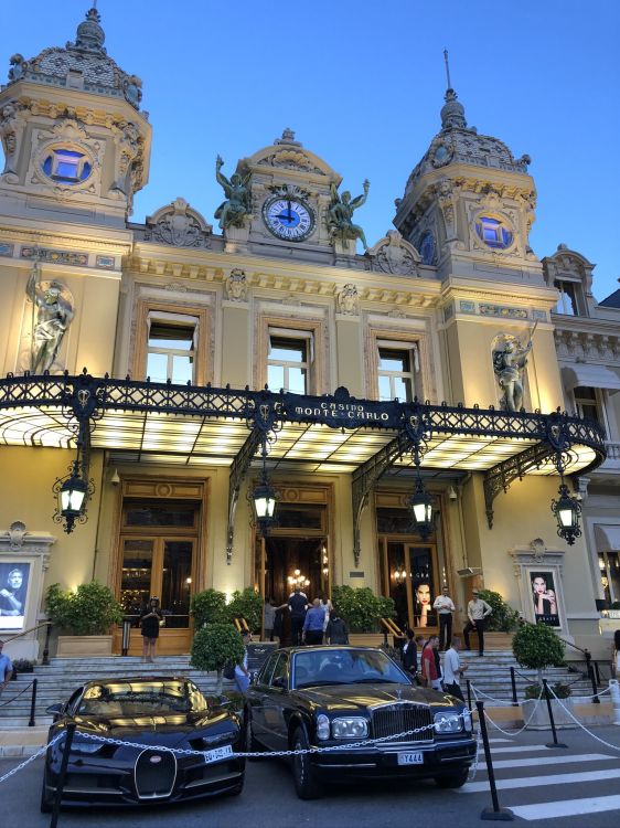 Обои Монте-Карло Казино, решетка, бампер, дверь, капюшон в разрешении 1536x2048