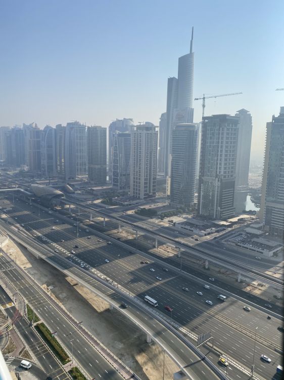 Обои дорога, дневное время, башня, транспорт, городской район в разрешении 1536x2048