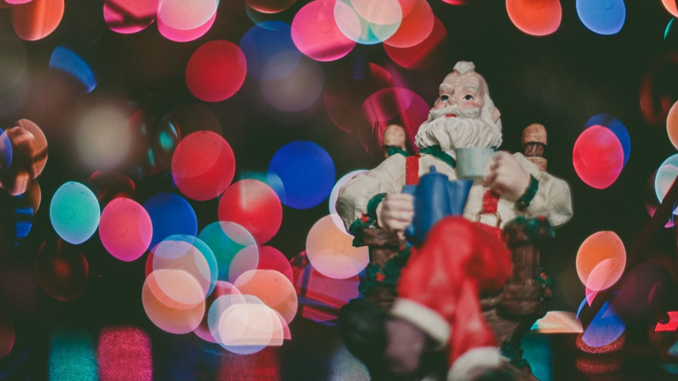 Обои Рождественский день, Санта-Клаус, Рождество и курортный сезон, Рождественские украшения, елка в разрешении 2560x1440