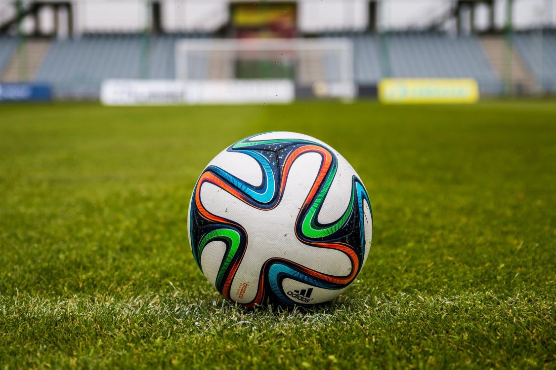 Обои футбольный мяч на траве, футбольное поле, мяч, стадион, футбольный мяч в разрешении 3000x1999