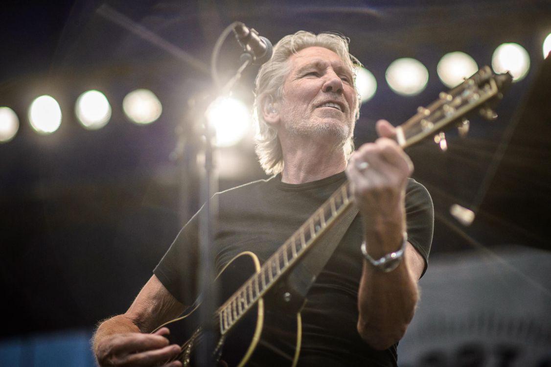 Обои музыкальный исполнитель, Роджер Уотерс, басгитара, акустическая гитара, Pink Floyd в разрешении 2048x1363