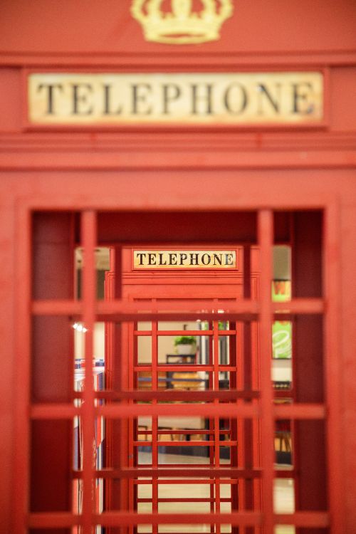 Обои Красная телефонная будка, телефон, красный цвет, здание, фасад в разрешении 4480x6720