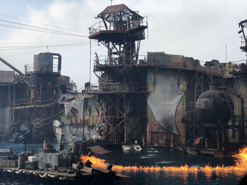 Обои Голливуд, Universal Pictures, военный корабль, универсальные студии Голливуда, водоем в разрешении 2048x1536