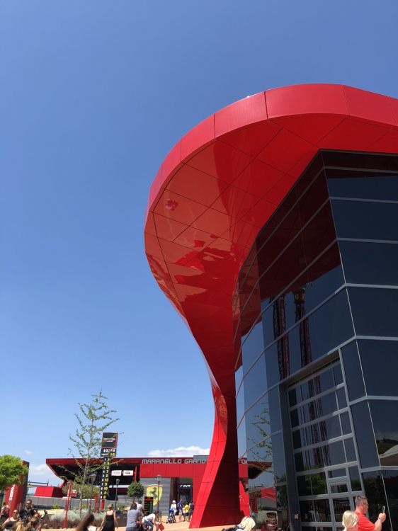 Обои ориентир, архитектура, красный цвет, общественное место, фасад в разрешении 1536x2048