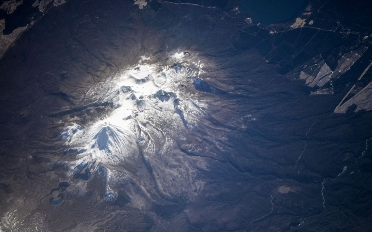 Обои земля, Международная космическая станция, космическое пространство, астронавт, атмосфера в разрешении 2880x1800