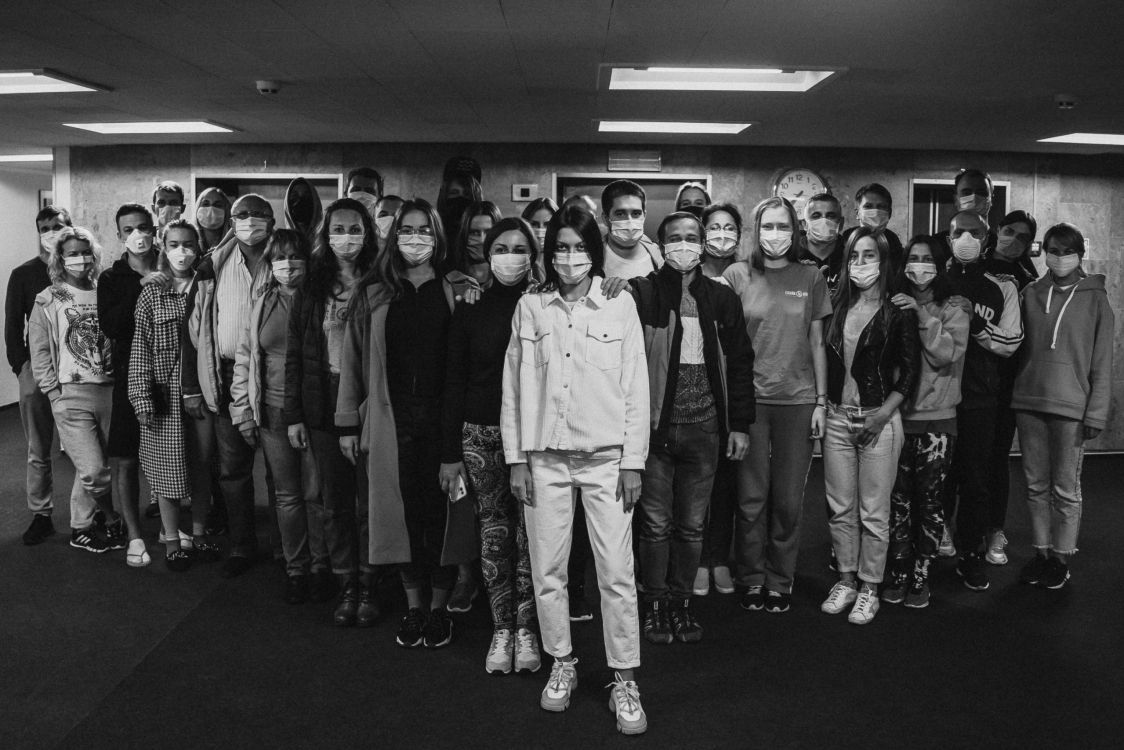 Обои COVID-19, социальная группа, стояние, монохромный, стиль в разрешении 2560x1707