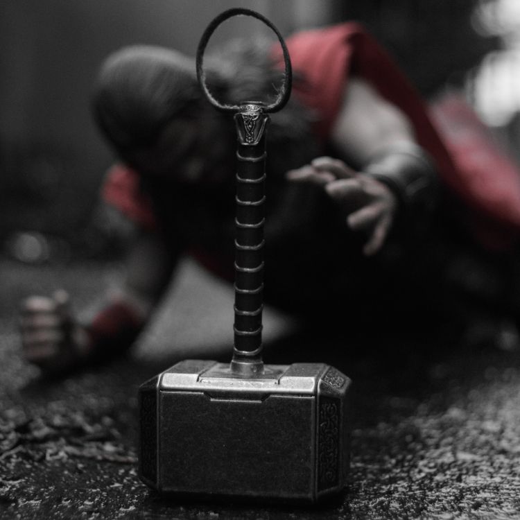 Обои ТОР, Mjlnir, рука, черный и белый в разрешении 2932x2932