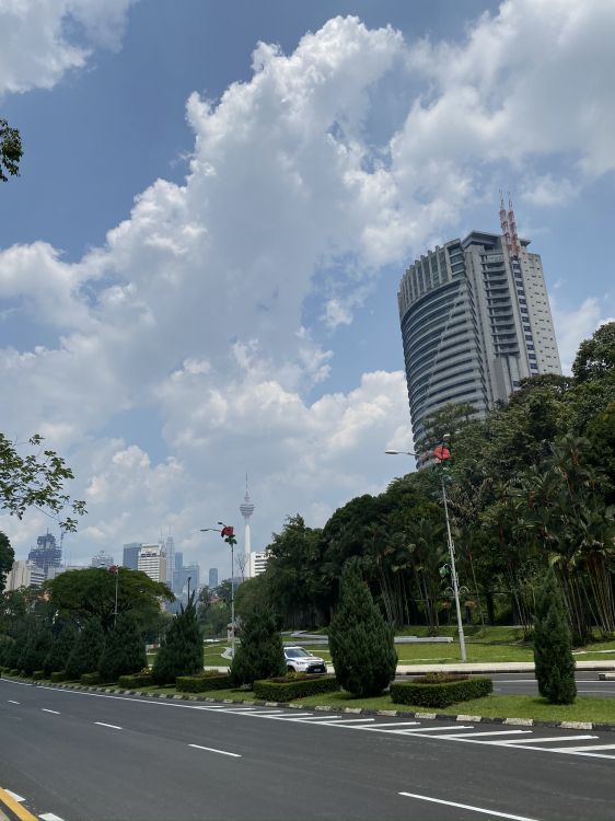 Обои дорога, дневное время, облако, дорожное покрытие, инфраструктура в разрешении 1536x2048