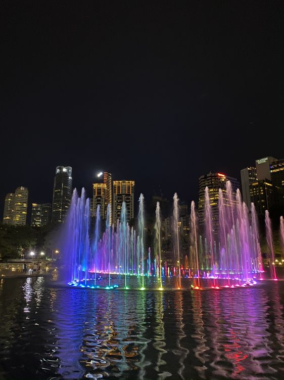 Обои отражение, вода, фонтан, ночь, жидкий в разрешении 1536x2048