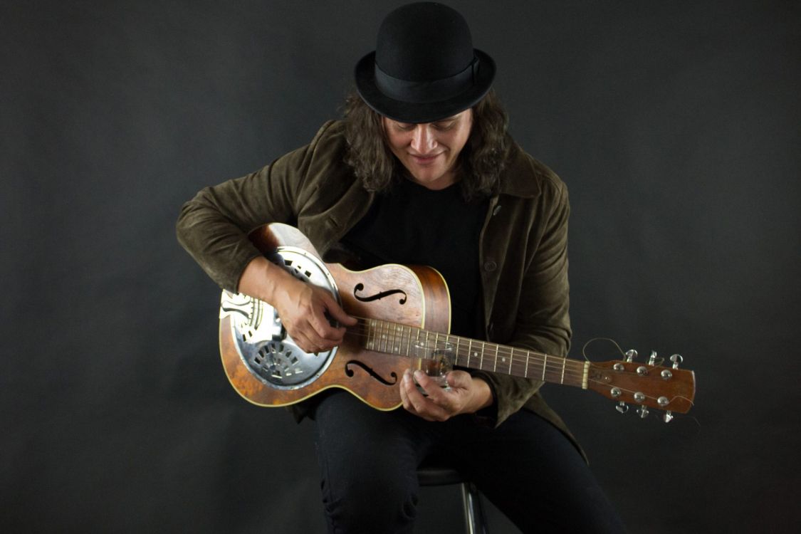 Обои музыкальный исполнитель, басгитара, акустическая гитара, электрогитара, гитара в разрешении 2048x1365